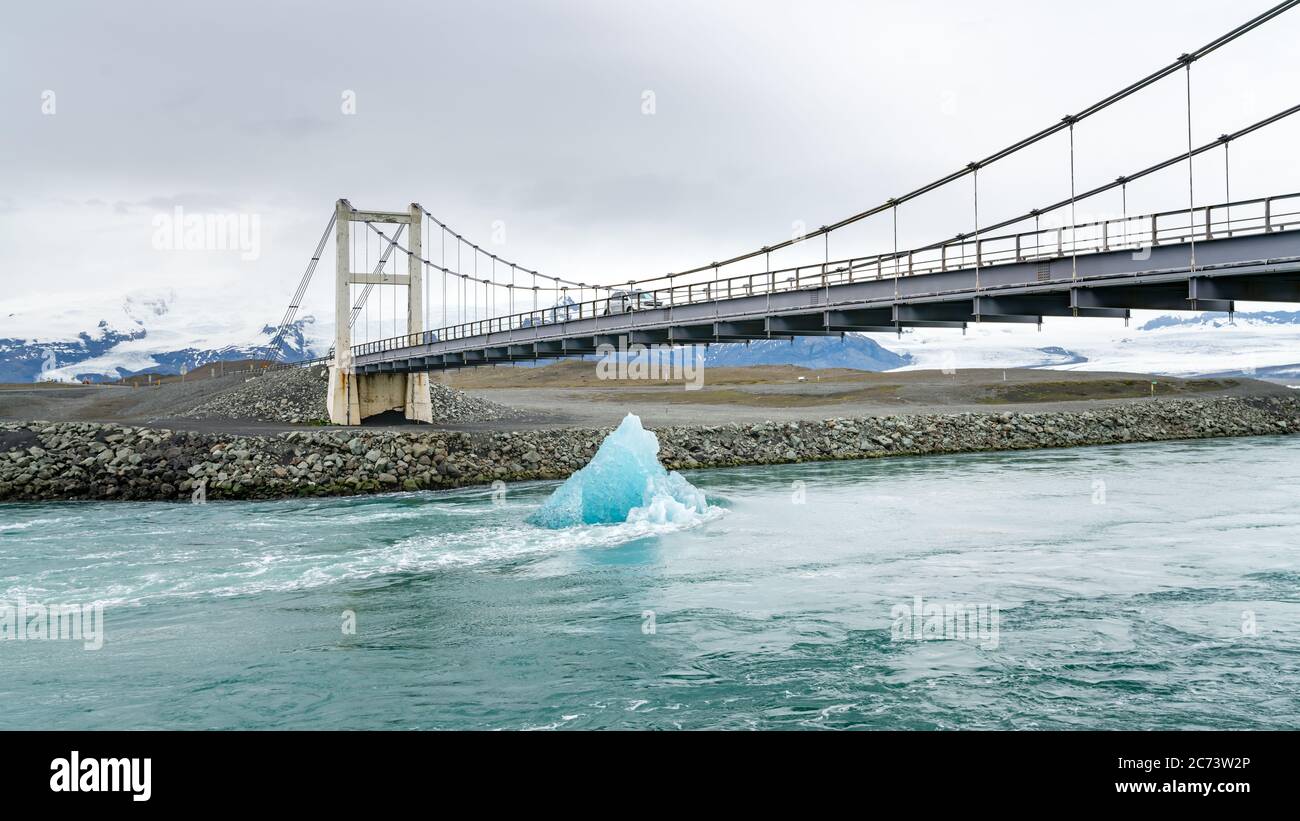 Un grande blocco di ghiaccio che si fonde verso l'oceano nella laguna glaciale di Jokulsarlon, Islanda. Il concetto di riscaldamento globale e cambiamento climatico Foto Stock