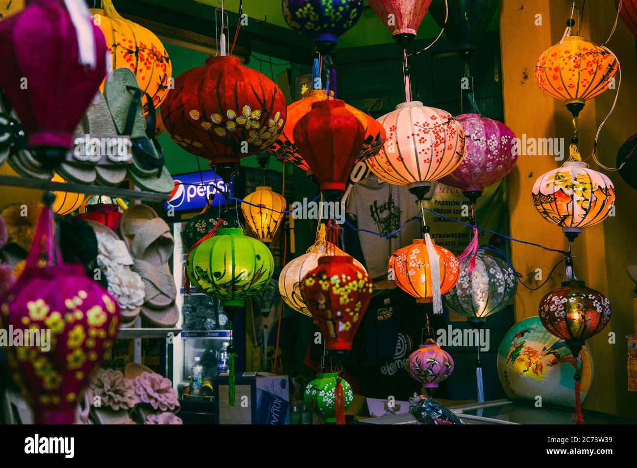 Hoi una città vecchia in Vietnam con lanterne Foto Stock