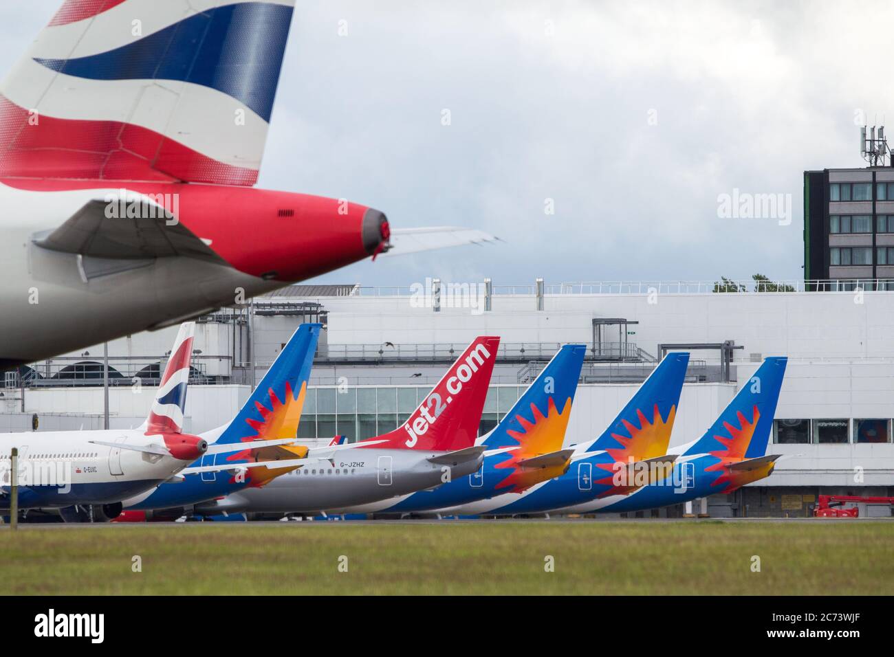 Glasgow, Scozia, Regno Unito. 14 luglio 2020. Nella foto: Una fila di aerei Jet2 Holidays Airlines si trovano sulla asfalto dell'aeroporto internazionale di Glasgow a causa della pandemia del coronavirus (COVID19). Jet2 ha affermato: "A causa delle restrizioni di viaggio ancora in vigore in Spagna a seguito dell'annuncio di questa settimana da parte del governo scozzese, abbiamo deciso di riprendere i nostri programmi di voli e vacanze dagli aeroporti di Edimburgo e Glasgow alla Spagna continentale, Le Isole Baleari e le Isole Canarie il 25 luglio 2020". Credit: Colin Fisher/Alamy Live News Foto Stock