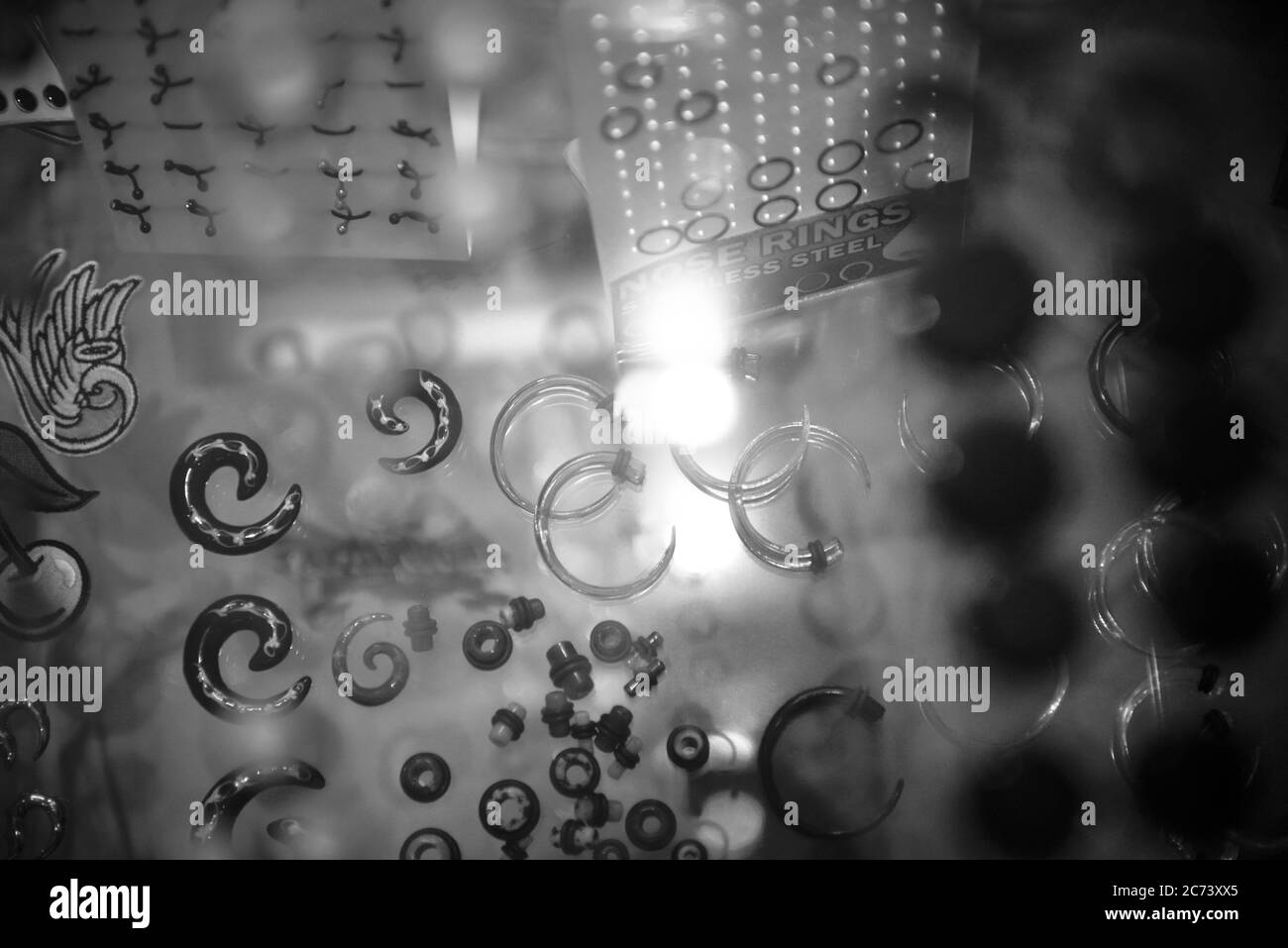 Una vetrina di gioielli piercing corpo in un tatuaggio e body piercing salotto a Sydney, Australia. Foto Stock Una vetrina di gioielli piercing corpo in un tatuaggio e body piercing salotto a Sydney, Australia. Foto Stock