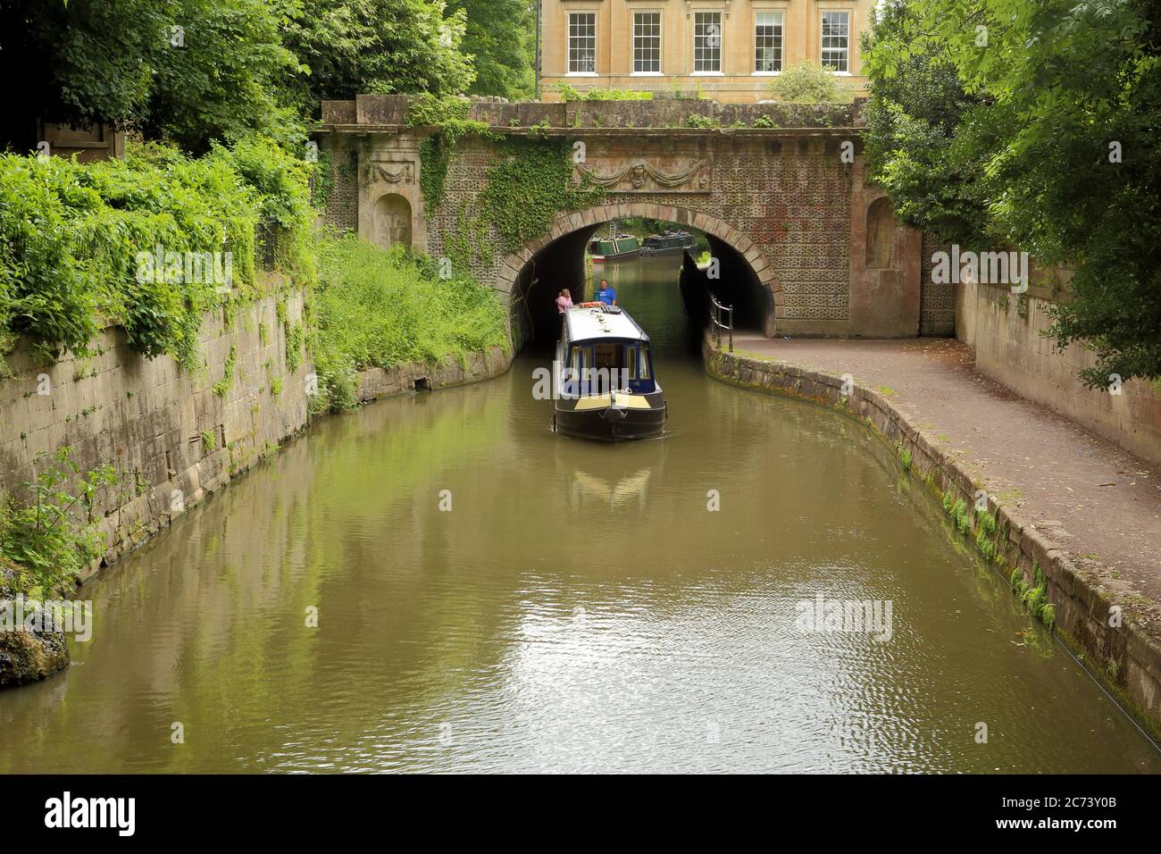 Una stretta barca al Cleveland House Tunnel sul canale Kennett e Avon, che passa attraverso i Giardini di piacere di Sydney, Bath, England.17/10/2015. Foto Stock