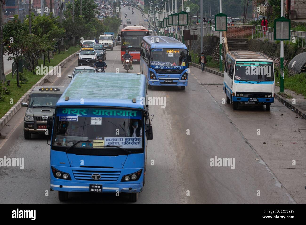 Kathmandu, Nepal. 14 luglio 2020. I veicoli pubblici sono visti sulla strada dopo che il governo ha revocato le restrizioni sui movimenti.il governo del Nepal ha deciso di permettere il funzionamento dei veicoli pubblici all'interno del rispettivo distretto e all'interno della valle dopo la crisi di Coronavirus (Covid-19). Credit: SOPA Images Limited/Alamy Live News Foto Stock