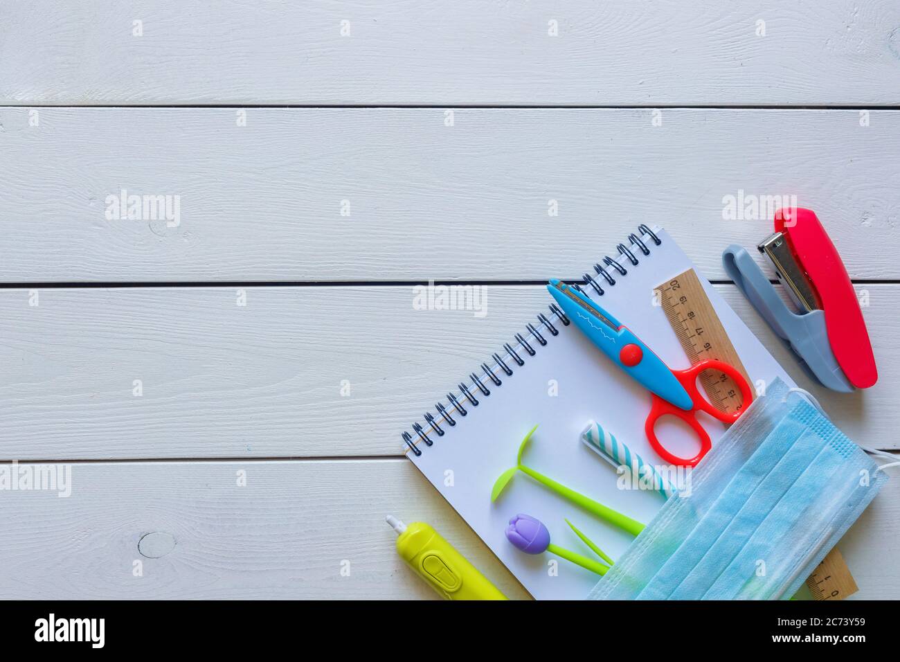 Torna a scuola concetto scuola forniture ufficio su uno sfondo bianco legno Foto Stock