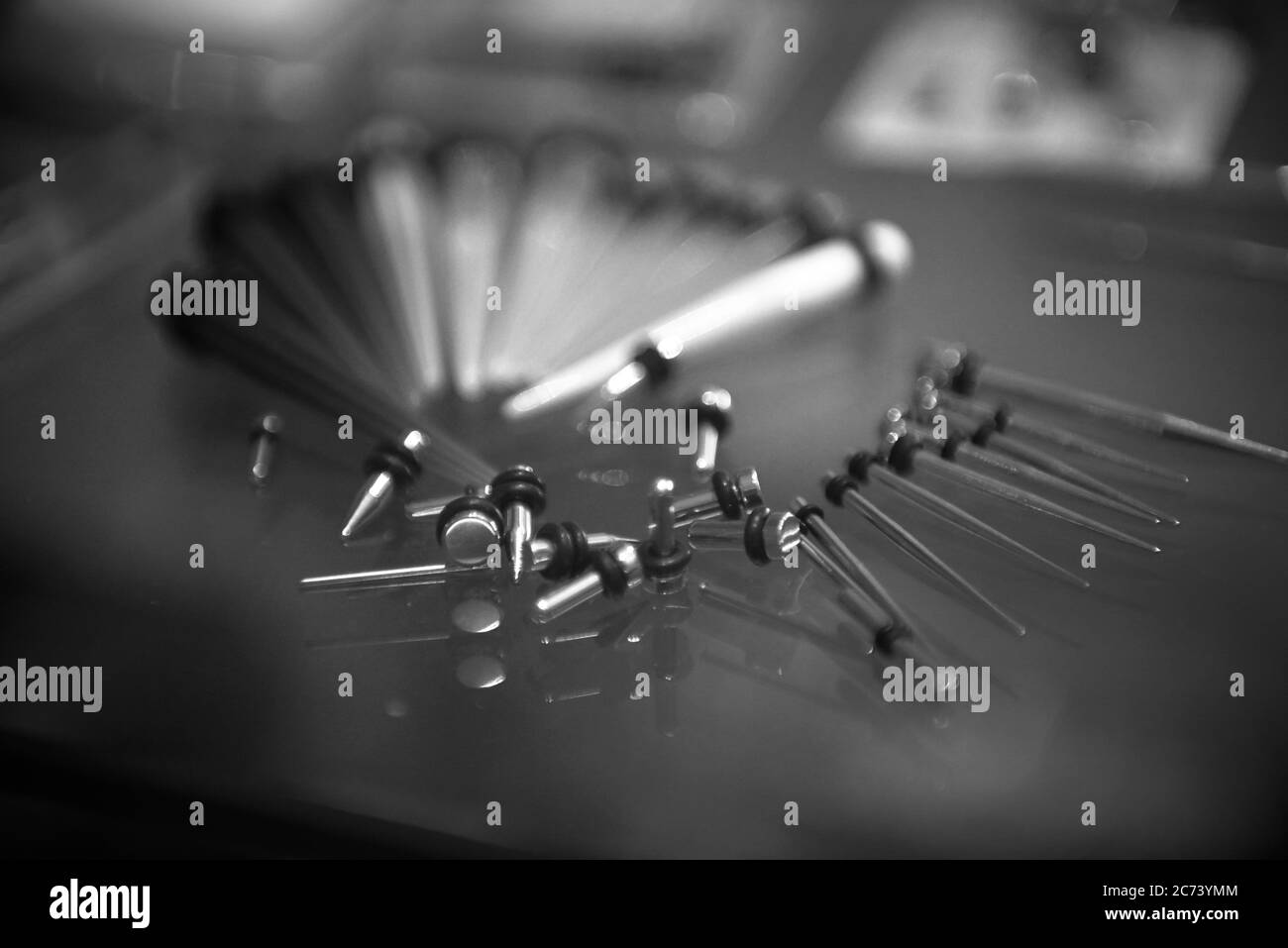 Una vetrina di gioielli piercing corpo in un tatuaggio e body piercing salotto a Sydney, Australia. Foto Stock Una vetrina di gioielli piercing corpo in un tatuaggio e body piercing salotto a Sydney, Australia. Foto Stock