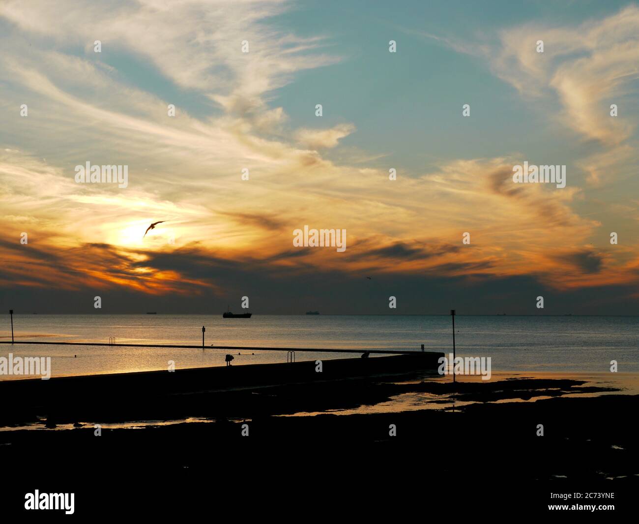 Tramonto sulla piscina di Walpole Bay Tidal, Margate, Kent, Regno Unito Foto Stock