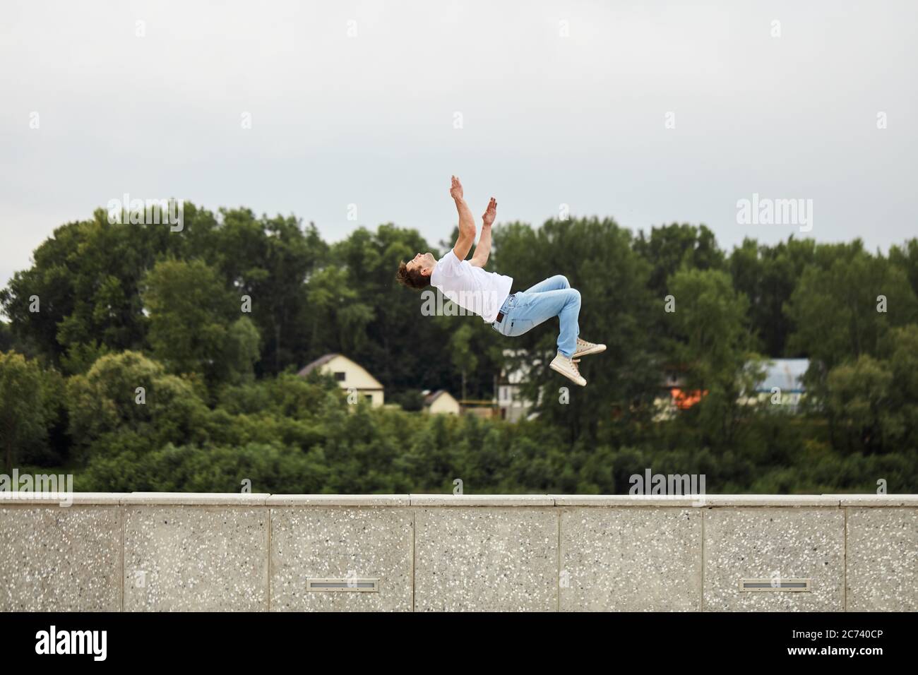 sportivo che fa un acrobazie nel air.gravity. assenza di peso. foto vista laterale a lunghezza intera Foto Stock