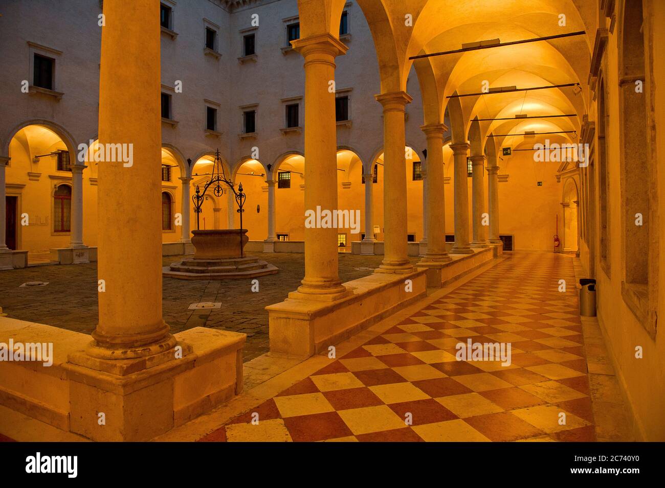 Europa, Italia, Veneto, Venezia. Città costruita sulla laguna del Mare Adriatico. Città di canali d'acqua invece di strade. Capitale della Serenissima Repubblica di Venezia. Patrimonio dell'umanità dell'UNESCO. Chiostro del convento di S. Salvador Foto Stock