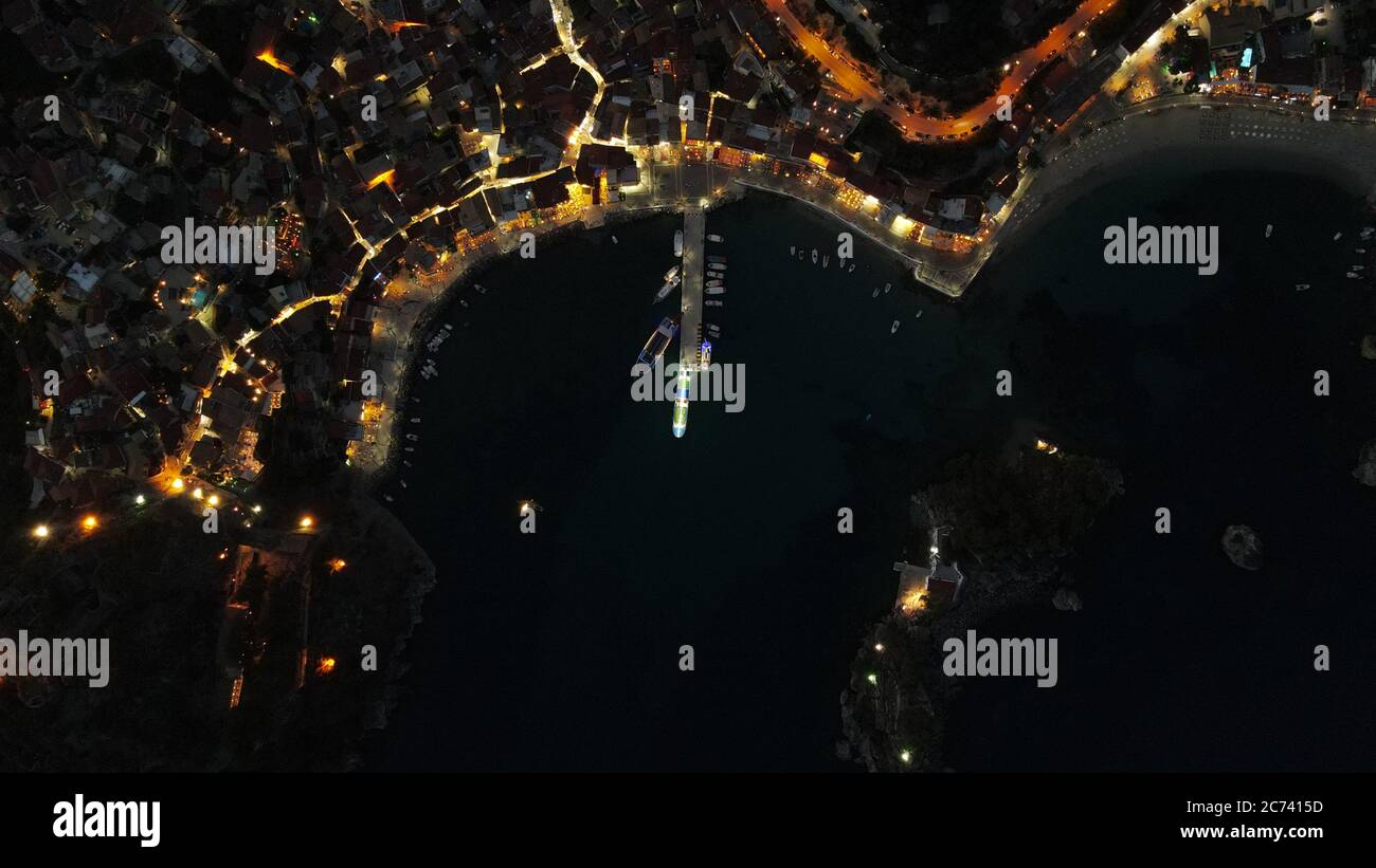 vista aerea notturna della città di parga, famosa destinazione turistica in epiro preveza, grecia, estate 2020 Foto Stock