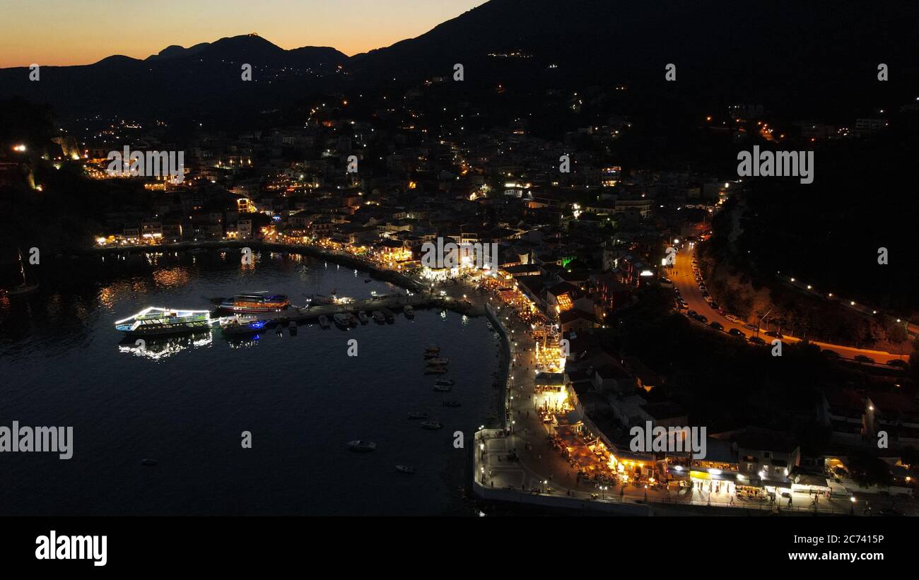 vista aerea notturna della città di parga, famosa destinazione turistica in epiro preveza, grecia, estate 2020 Foto Stock
