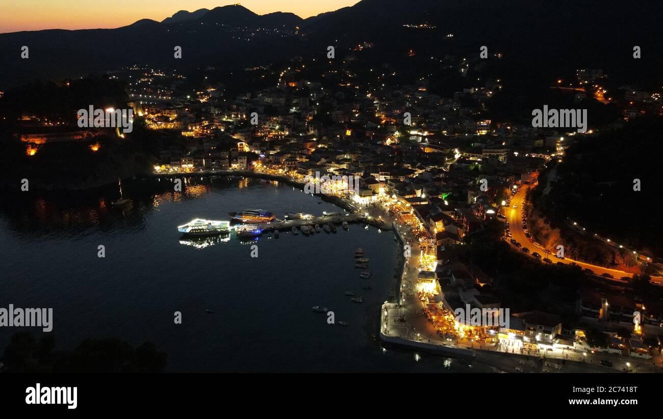 vista aerea notturna della città di parga, famosa destinazione turistica in epiro preveza, grecia, estate 2020 Foto Stock