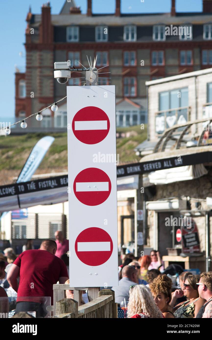 Un cartello di non ingresso al Fistral Beach Bar a Newquay in Cornovaglia. Foto Stock