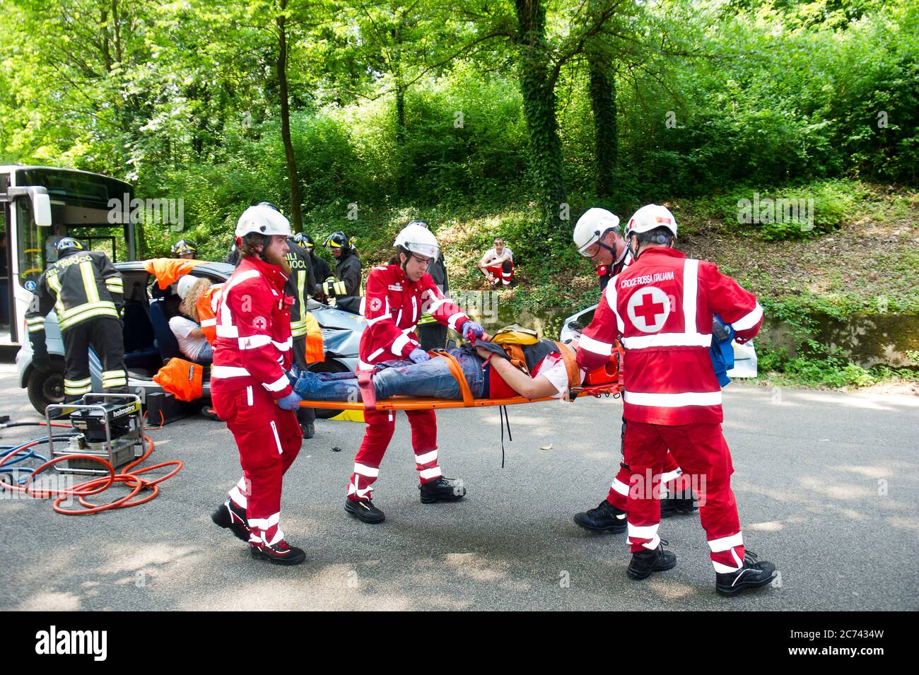 Europa, Italia, Lombardia, Monza. Esercizio della protezione civile Emerlab, Simulazione di incidenti e uso di attrezzature. Paramedici della Croce Rossa Italiana assistono una persona lesa. Foto Stock