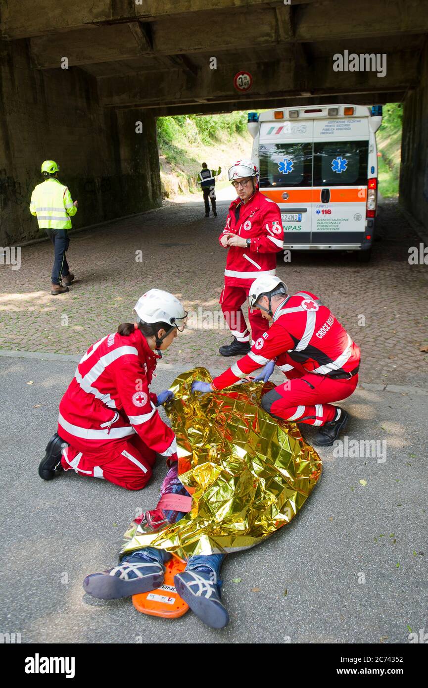 Europa, Italia, Lombardia, Monza. Esercizio della protezione civile Emerlab, Simulazione di incidenti e uso di attrezzature. Paramedici della Croce Rossa Italiana assistono una persona lesa. Foto Stock