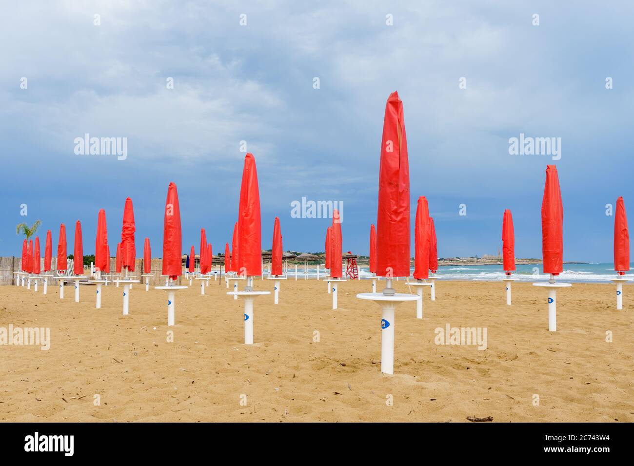 Strand und Strandpromenade in Sampieri Sizilien im Licht eines abziehenden Unwetters Foto Stock