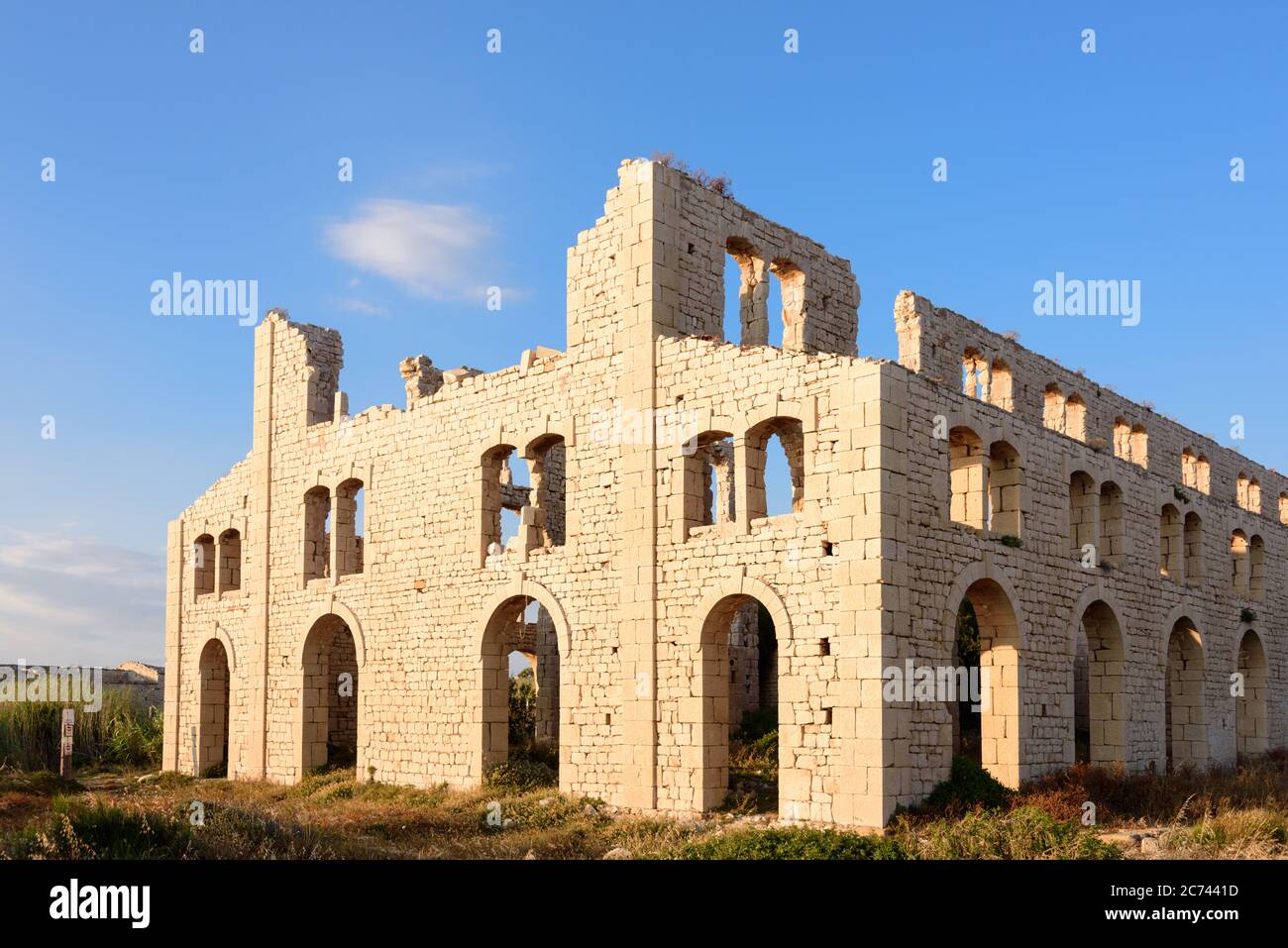 Die Ruine einer alten Ziegelei ist ein willkommenes Ziel für einen Spaziergang am Strand, besonders abends entwickelt sich dort ein besondere Stimmung Foto Stock