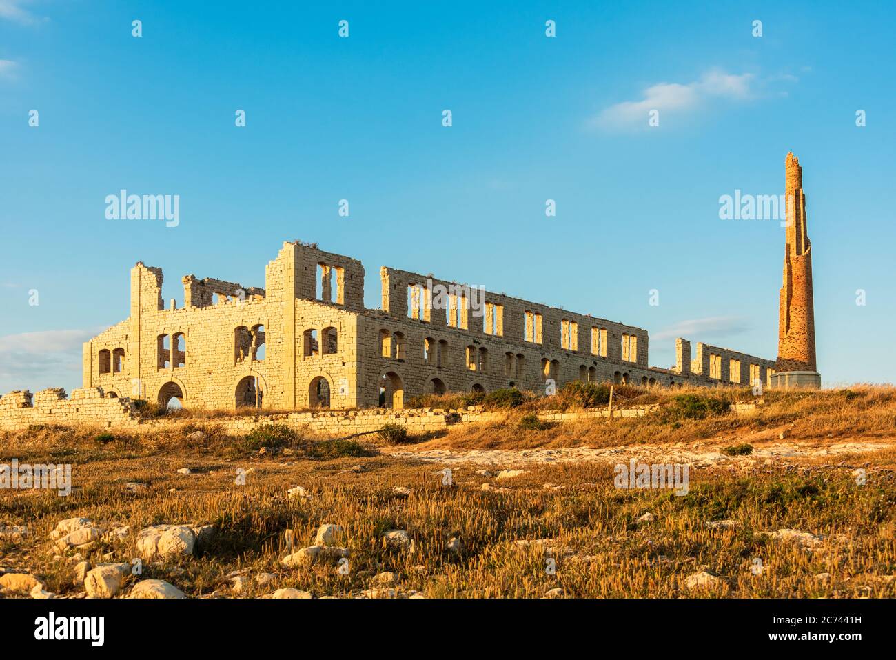 Die Ruine einer alten Ziegelei ist ein willkommenes Ziel für einen Spaziergang am Strand, besonders abends entwickelt sich dort ein besondere Stimmung Foto Stock