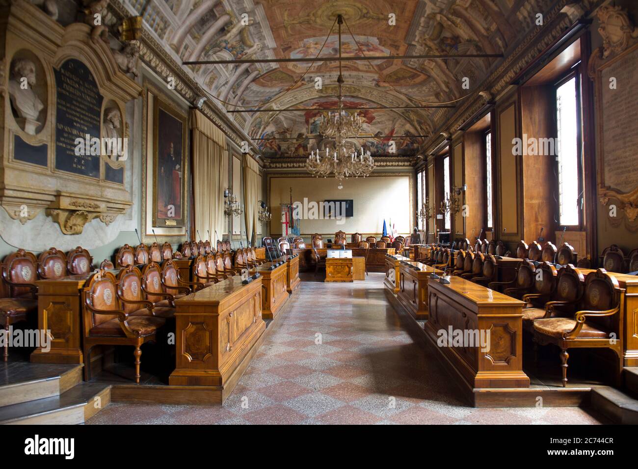 Europa, Italia, Emilia-Romagna, Bologna. Palazzo d'Accursio è il municipio di Bologna, costruito nel 1290, che si affaccia su Piazza maggiore, oggi sede del comune di Bologna. Sala del Consiglio. Foto Stock
