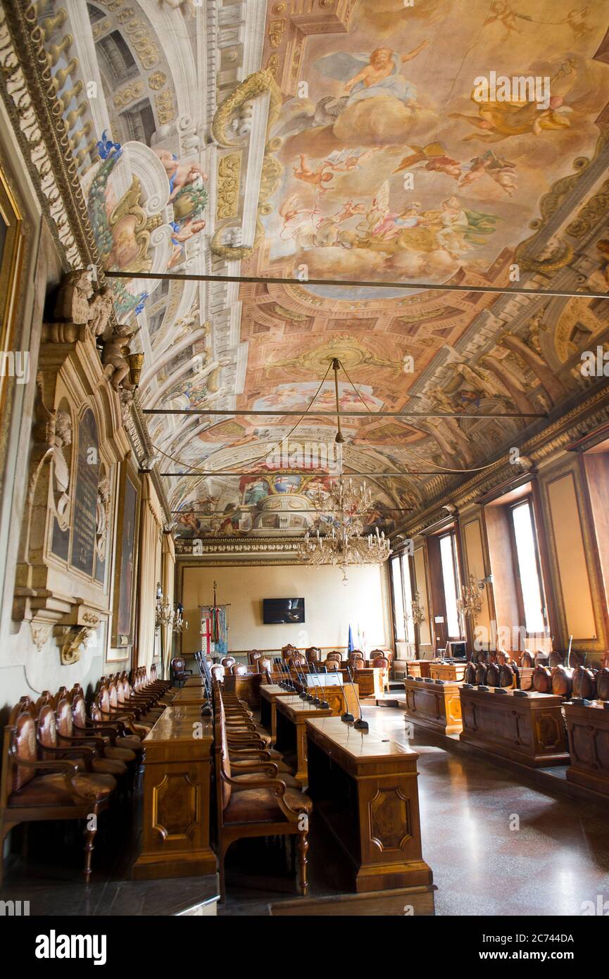 Europa, Italia, Emilia-Romagna, Bologna. Palazzo d'Accursio è il municipio di Bologna, costruito nel 1290, che si affaccia su Piazza maggiore, oggi sede del comune di Bologna. Sala del Consiglio. Foto Stock