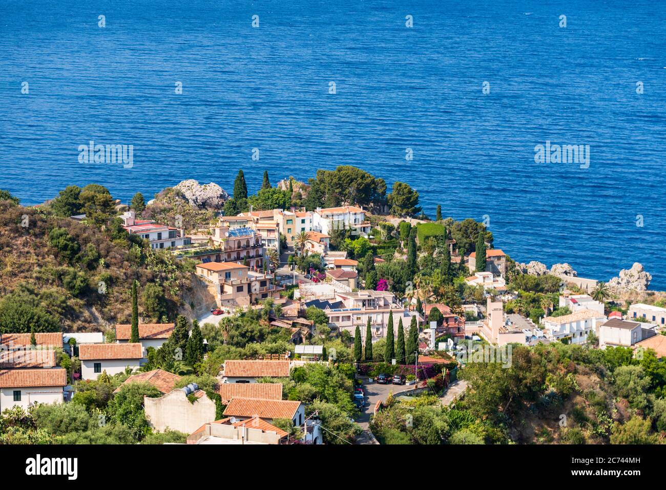 Unter Taormina, das auf einem Hochplateau liegt die felsige Küste mit dem Ort Mazzaro und der Isola Bella. Von Taormina führt eine Drahtseilbahn direk Foto Stock