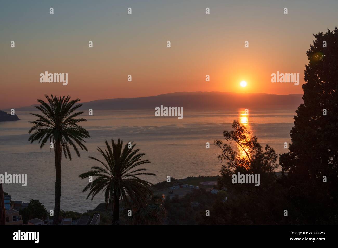 Aussicht vom Hotel Villa Nettuno auf die Straße von Messina, bei klarer Sicht die Küste von Kalabrien gut erkennbar Foto Stock