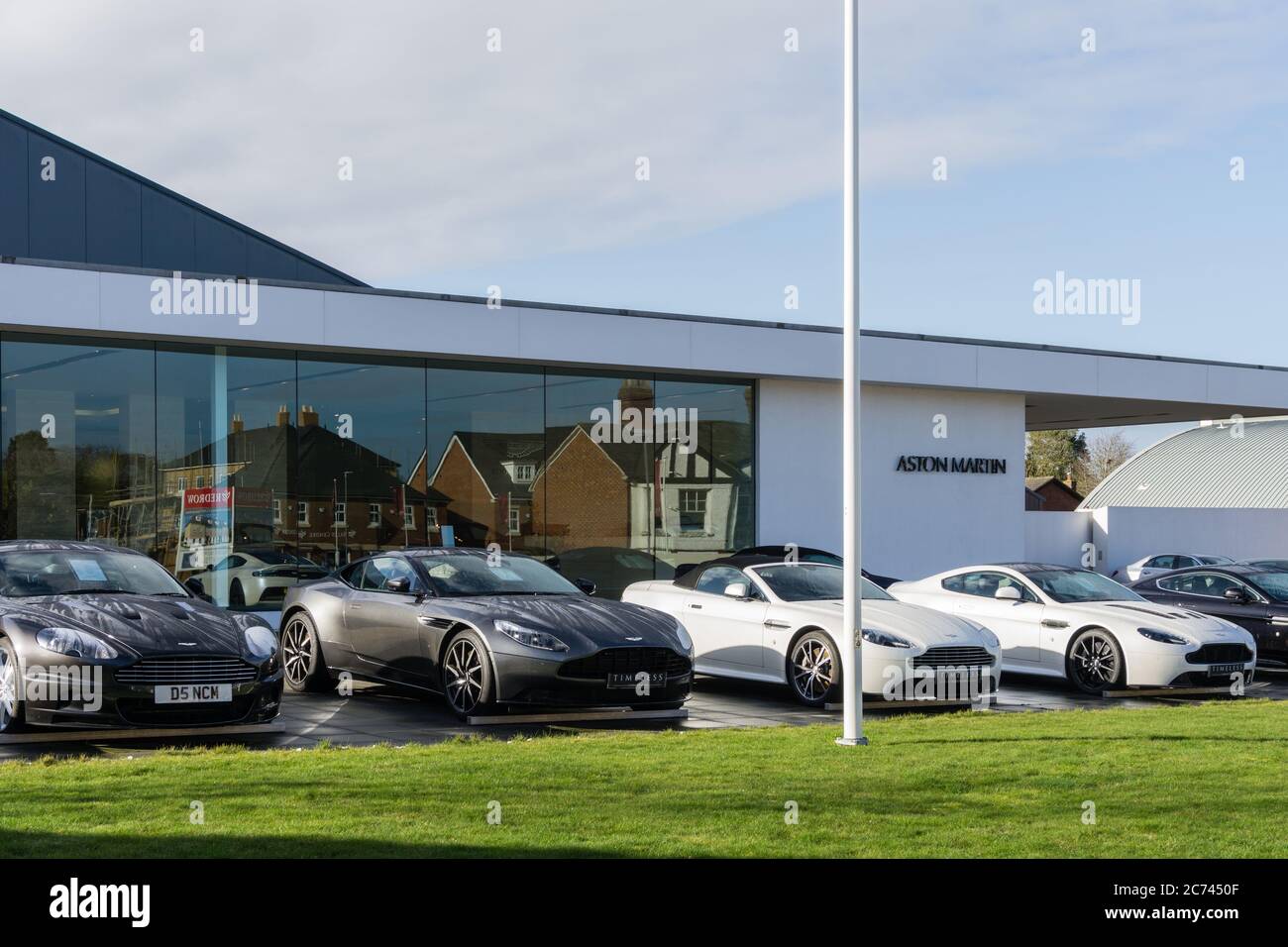 Le vetture si sono schierate sul piazzale dello showroom Aston Martin, Newport Pagnell, Buckinghamshire, Regno Unito Foto Stock