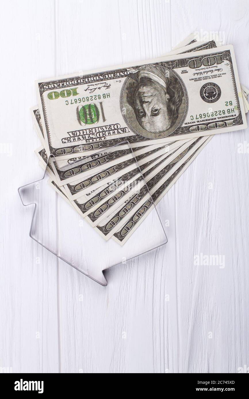 Dollari e metallo casa forma telaio. Foto Stock