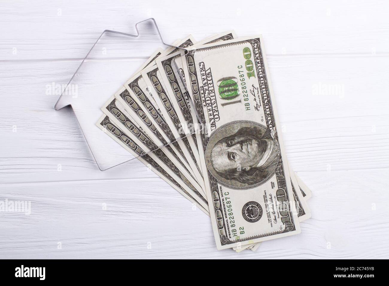 Dollari che posano su una struttura di casa di metallo. Foto Stock