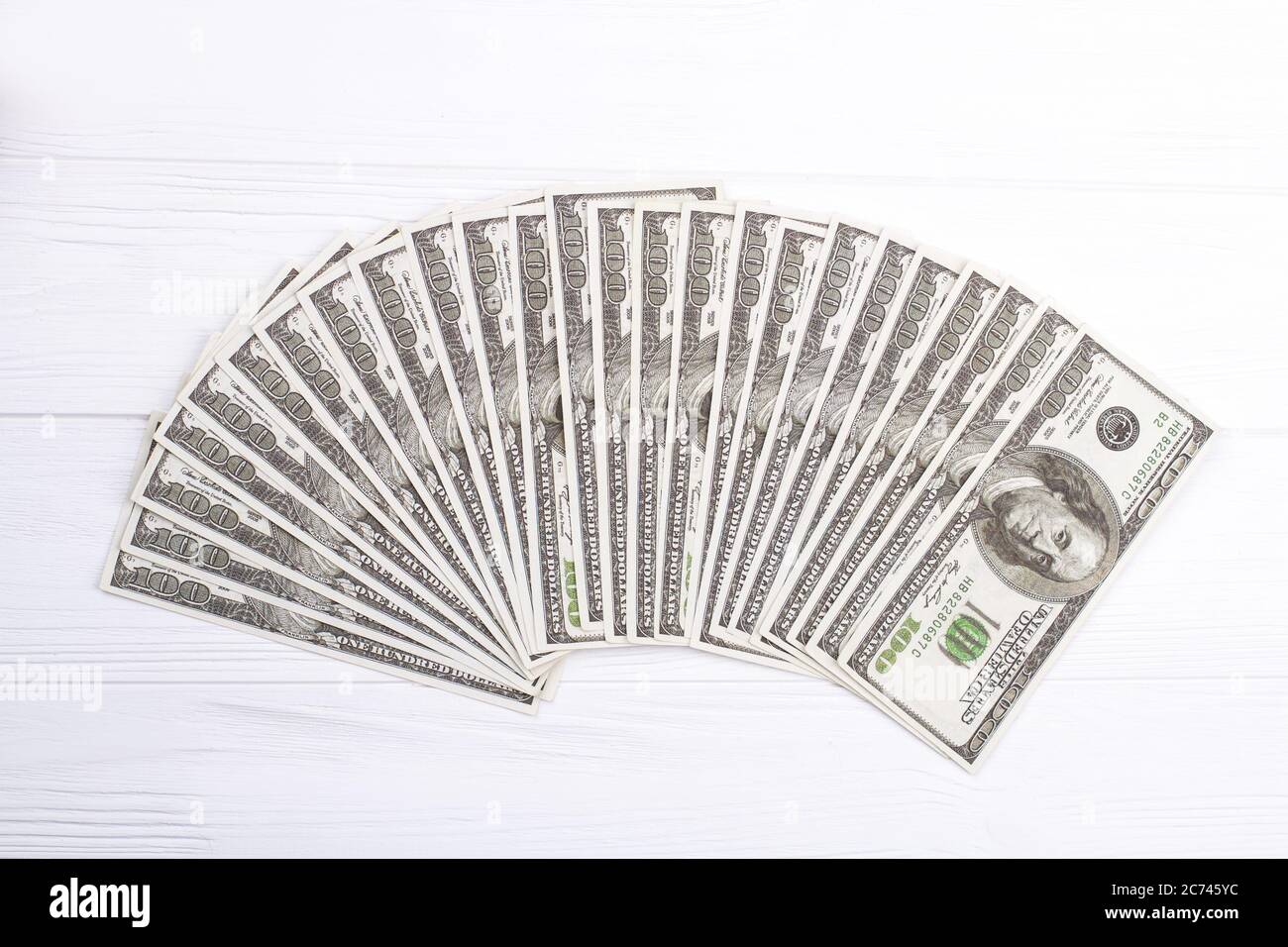 Le banconote IN dollari USA sono un fan su sfondo bianco. Foto Stock
