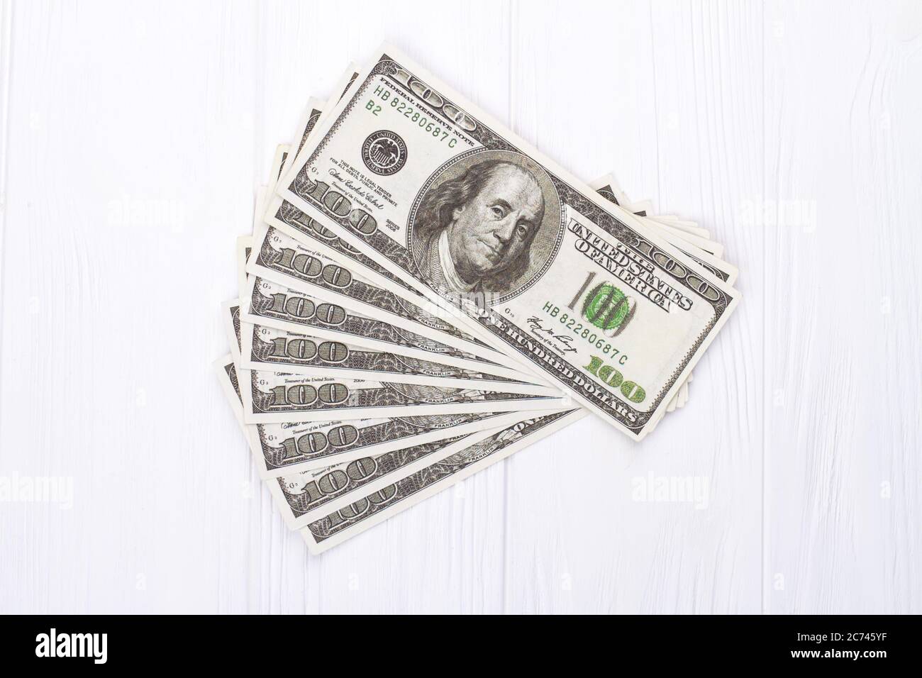 Contanti dollari USA su sfondo bianco. Foto Stock