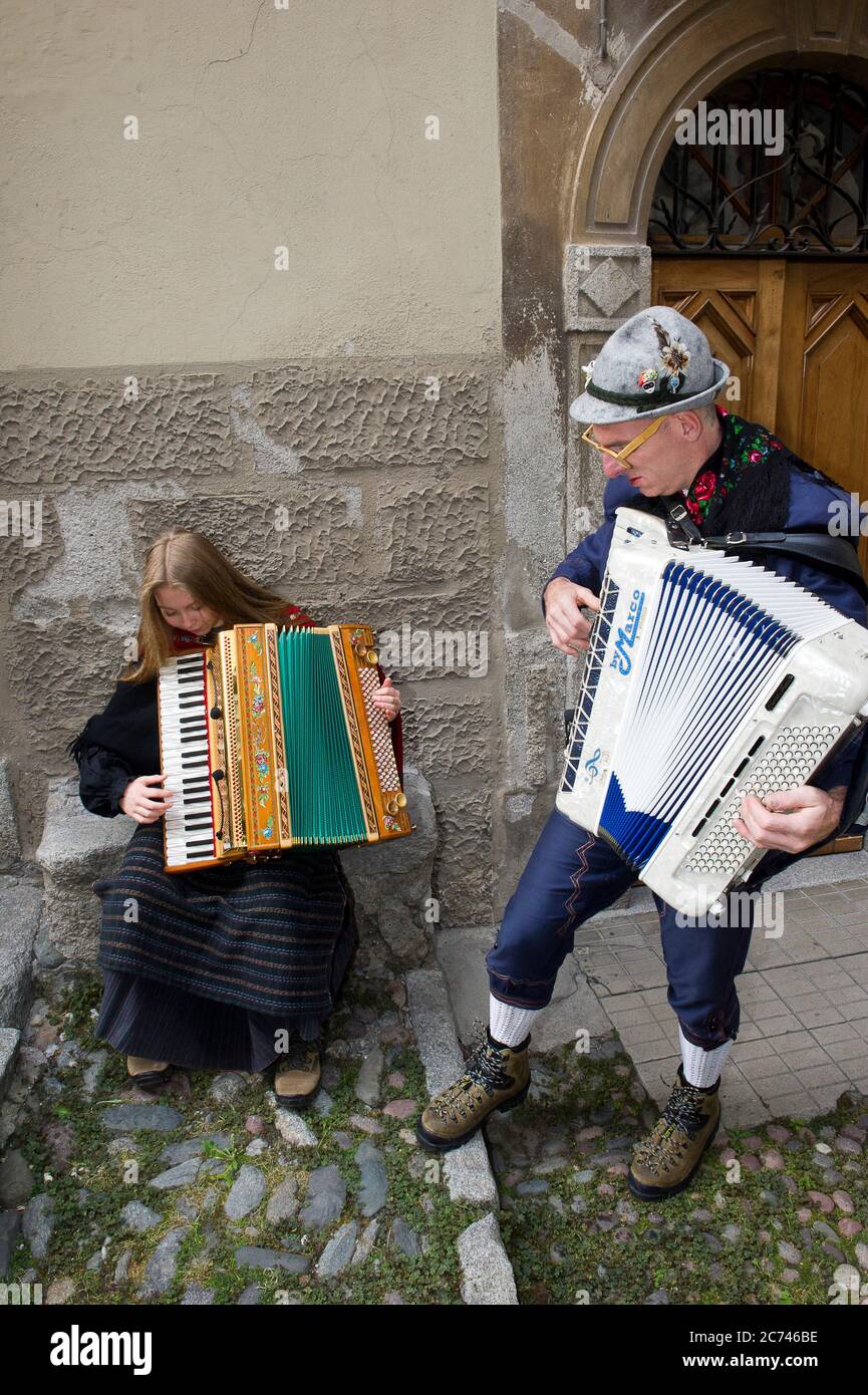 Italia, Lombardia, Brescia, Bagolino, Valsabbia. Artigianato della vita contadina del XX secolo. Fisarmonicisti Foto Stock