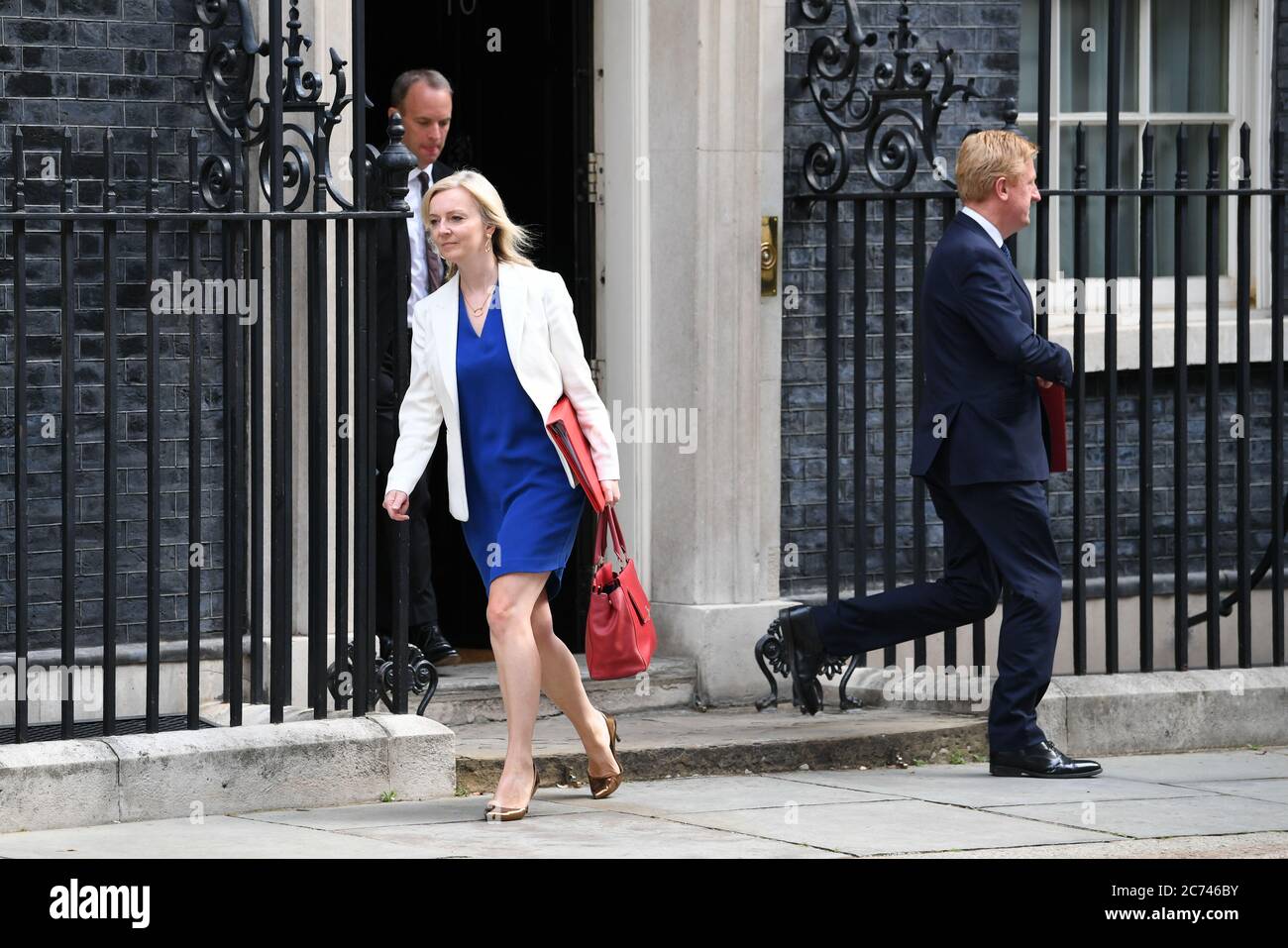 (Da sinistra a destra) il Segretario agli Esteri Dominic Raab, il Segretario al Commercio Internazionale Liz Truss e Cultura, il Segretario ai Media e allo Sport, Oliver Downden, lascia 10 Downing Street, Londra. Foto Stock