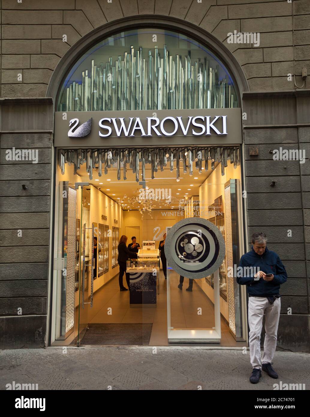 Firenze, Italia - 04 novembre 2017: Negozio Swarovski. Gioielli di qualità. Produttore austriaco di vetro al piombo, comunemente chiamato cristallo. Collezione esclusiva di Foto Stock