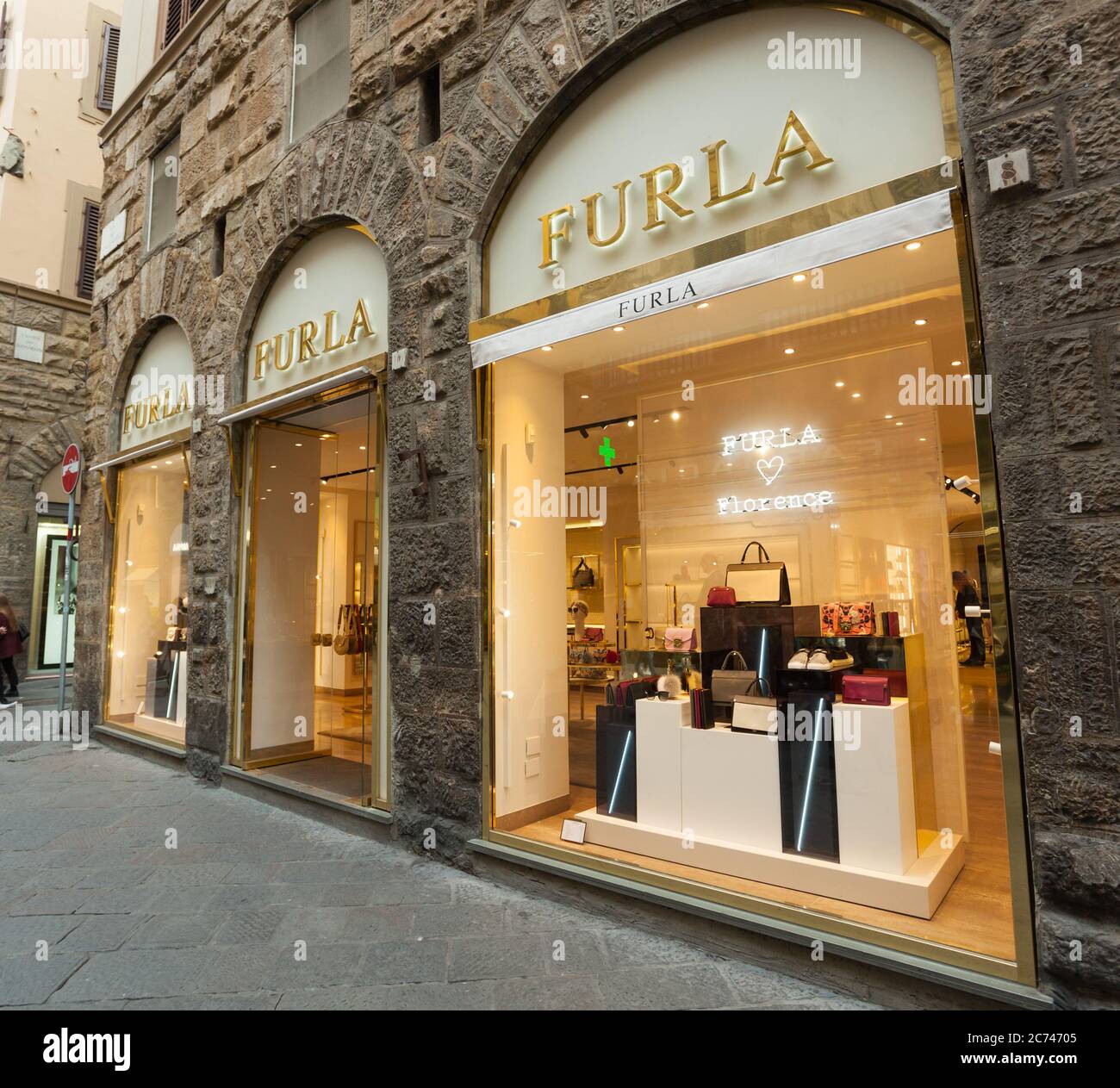 Firenze, Italia - 04 Novembre 2017: Vista esterna del negozio Furla di Firenze. Furla è un'azienda italiana di moda di lusso creata dalla Furl Foto Stock