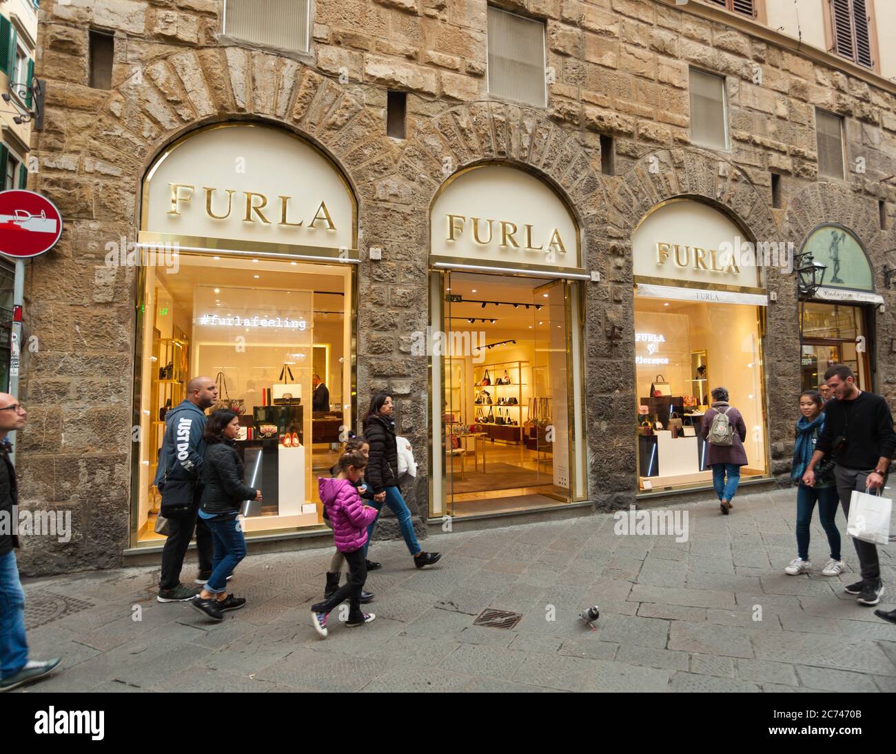 Firenze, Italia - 04 Novembre 2017: Vista esterna del negozio Furla di Firenze. Furla è un'azienda italiana di moda di lusso creata dalla Furl Foto Stock