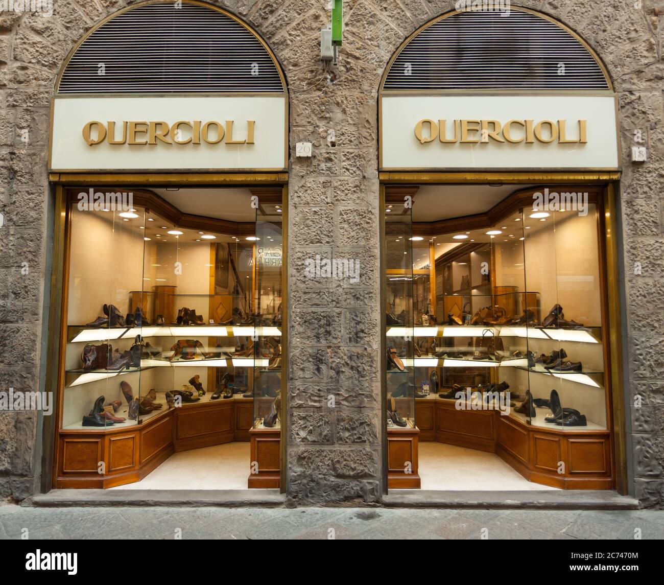 Firenze, Italia - 04 Novembre 2017: Quercioli in via calzaiuoli, negozio  specializzato in calzature artigianali. Tutte le scarpe sono fatte a mano e  in pelle Foto stock - Alamy