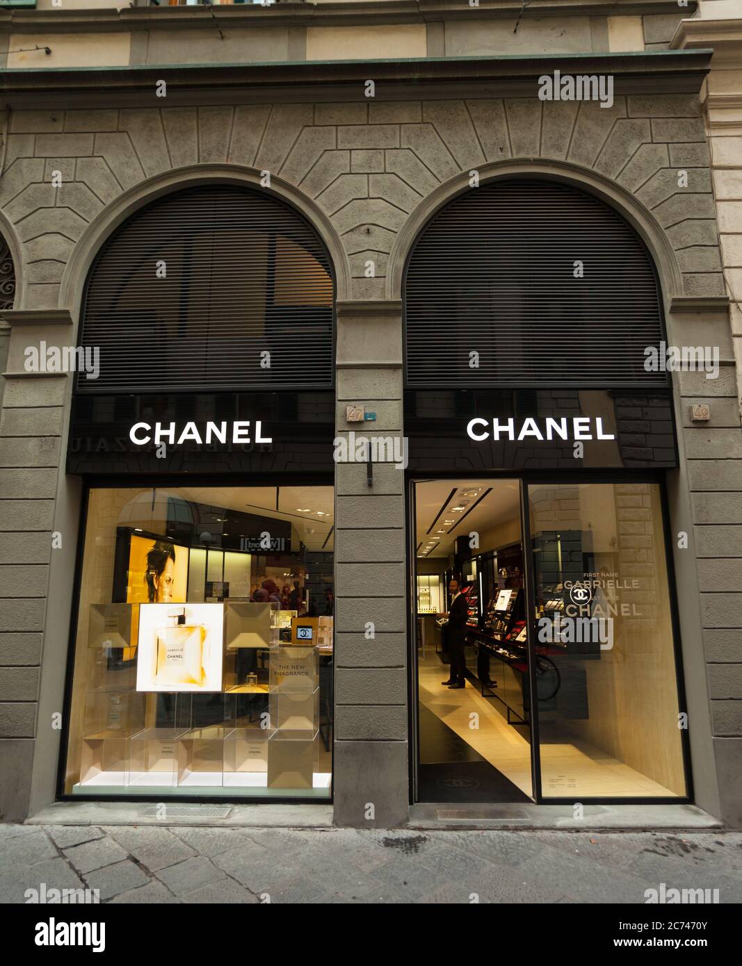 Firenze, Italia - 04 Novembre 2017: Negozio Chanel, facciata esterna  dell'ingresso del negozio. I profumi Chanel sono famosi in tutto il mondo e  sono concid Foto stock - Alamy