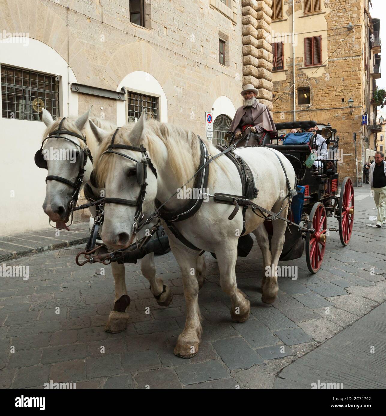 Firenze, Italia - 04 novembre 2017: Turisti in giro in carrozza nel centro turistico della città. Foto Stock