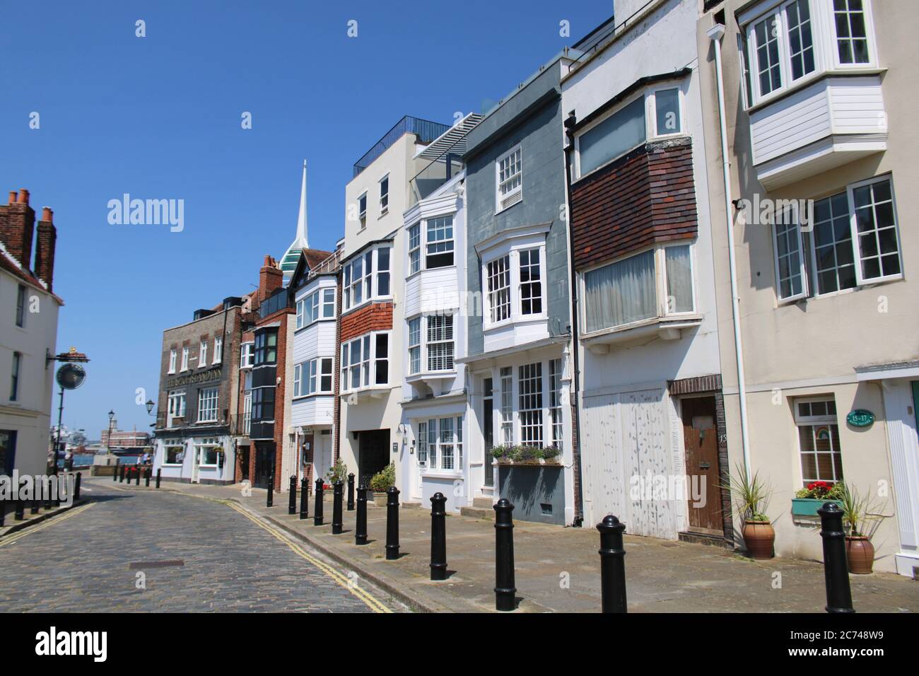 Una strada in Old Town Portsmouth, Portsmouth, Inghilterra, Regno Unito Foto Stock