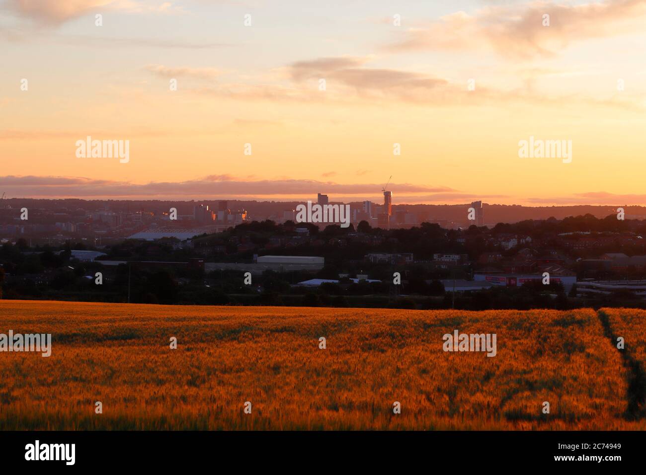 Alba attraverso Leeds. Questa vista di Leeds è presa da Morley e l'edificio più alto dello Yorkshire, 'Altus House', può essere visto in costruzione. Foto Stock