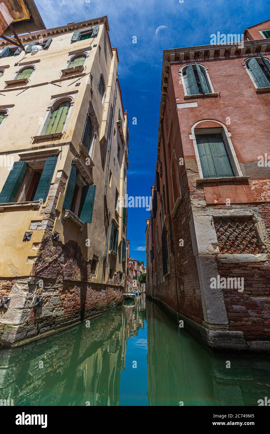 Stretto canale tra vecchie case in mattoni a Venezia, Italia Foto Stock