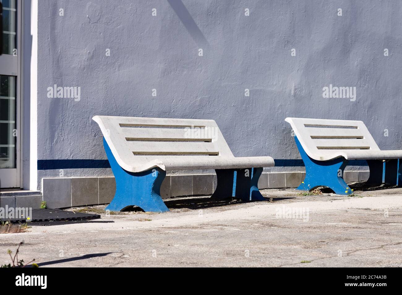 Panchine bianche e blu davanti a una parete bianca (Pesaro, Italia, Europa) Foto Stock
