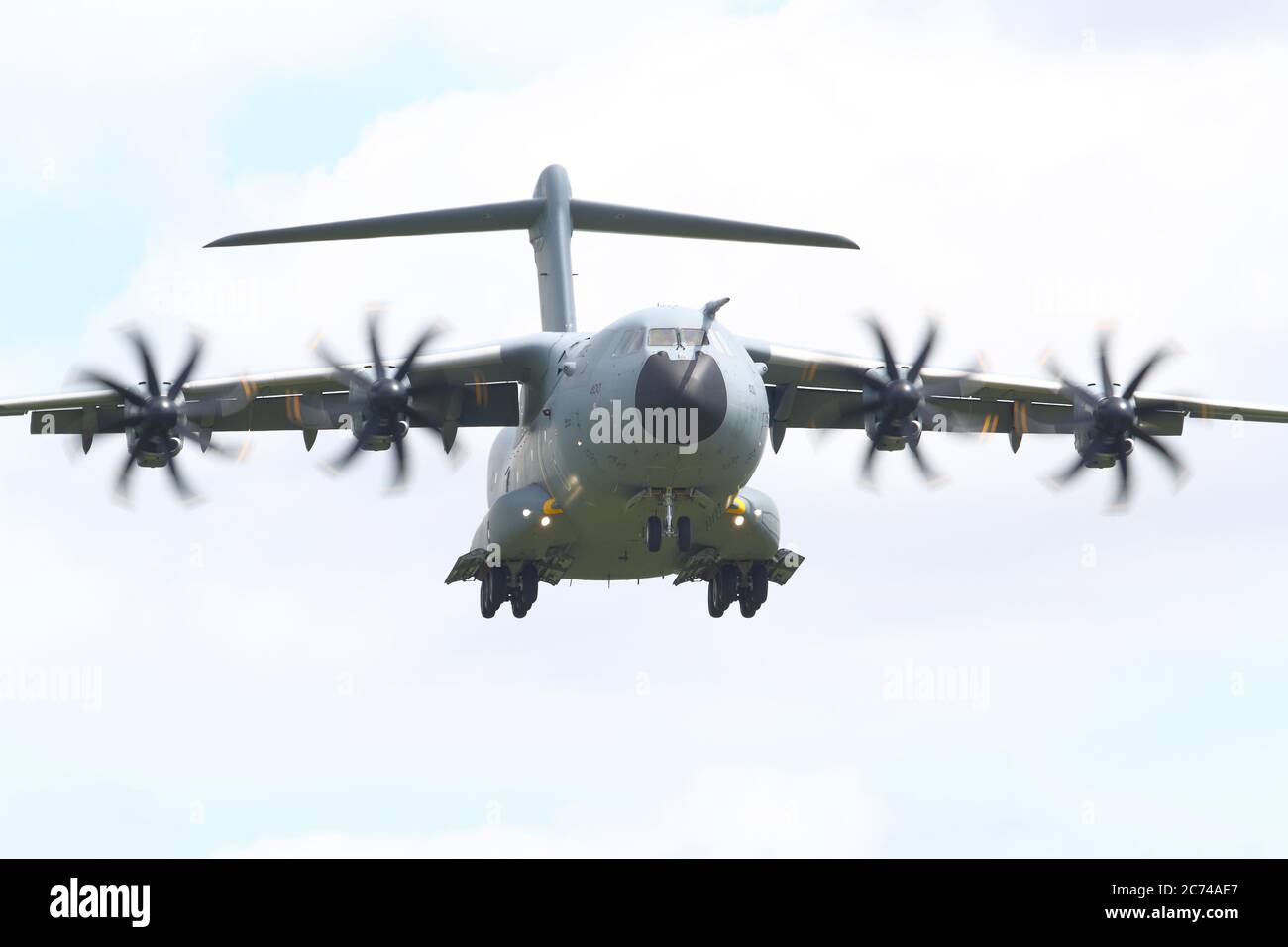 Un atlante RAF Airbus A400M atterra a RAF Brize Norton, Oxfordshire, Regno Unito Foto Stock