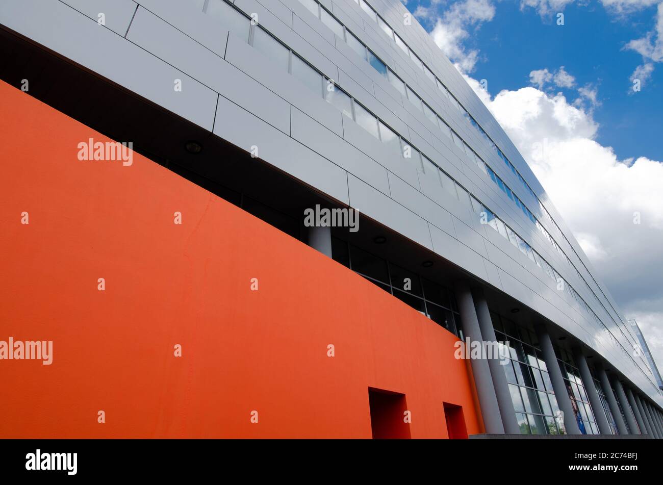 Katowice, Slesia, Polonia; 12 luglio 2020: Architettura moderna dell'edificio aziendale ING nel centro di Katowice Foto Stock