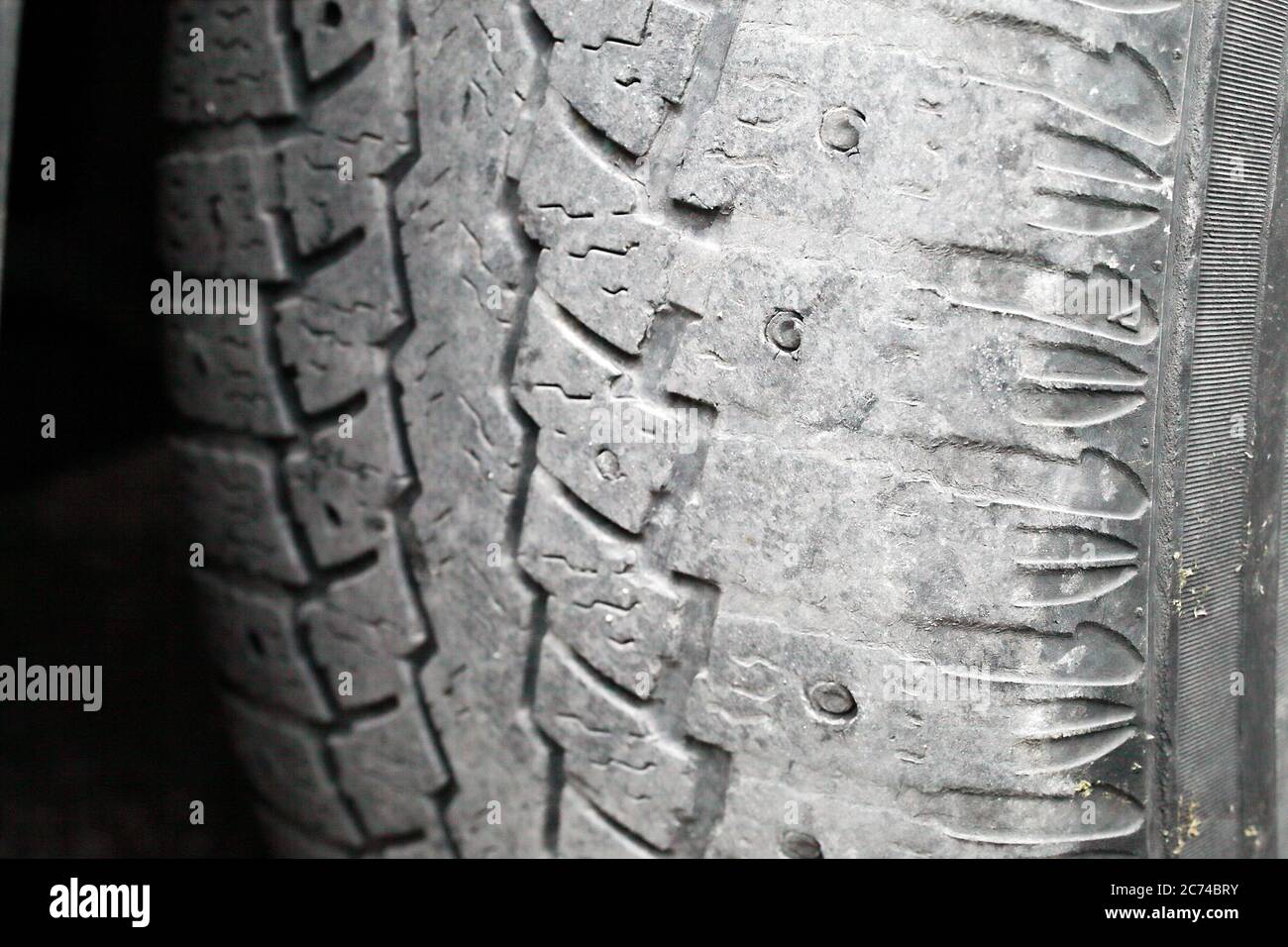 pneumatici per auto, maggiore usura dei bordi degli pneumatici, macro, messa a fuoco morbida Foto Stock