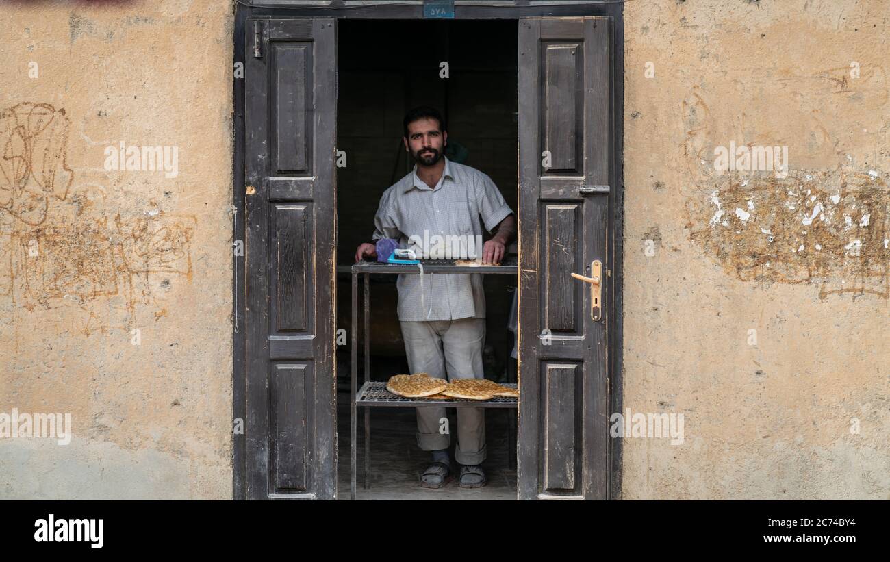 Masuleh, Iran - Maggio 2019: Uomo che lavora in panetteria locale che vende pane Foto Stock
