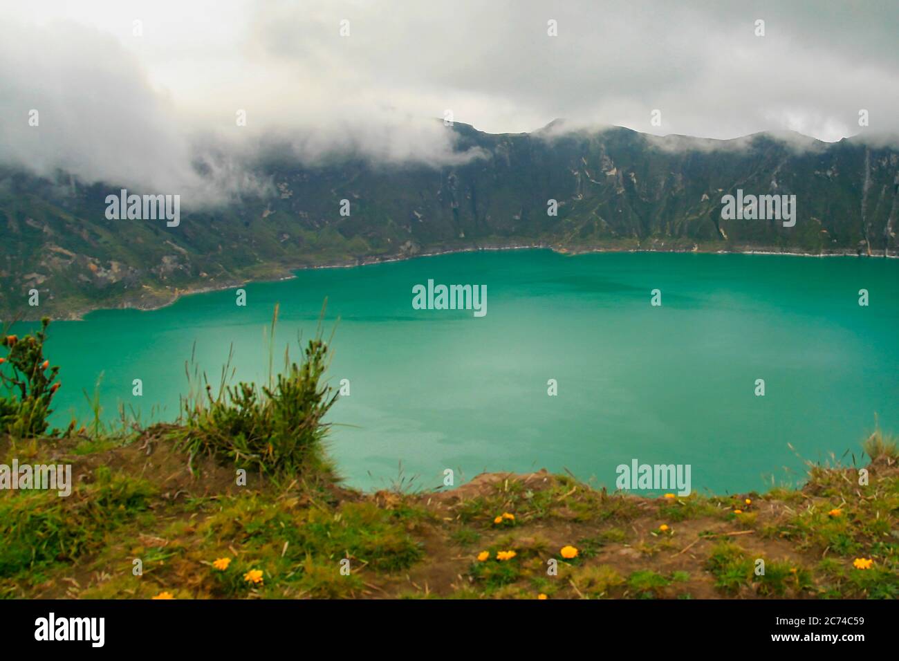 Lago riempito Quilotoa Caldera, Laguna del Quilotoa, Equadoriana Ande, Ecuador, America Foto Stock