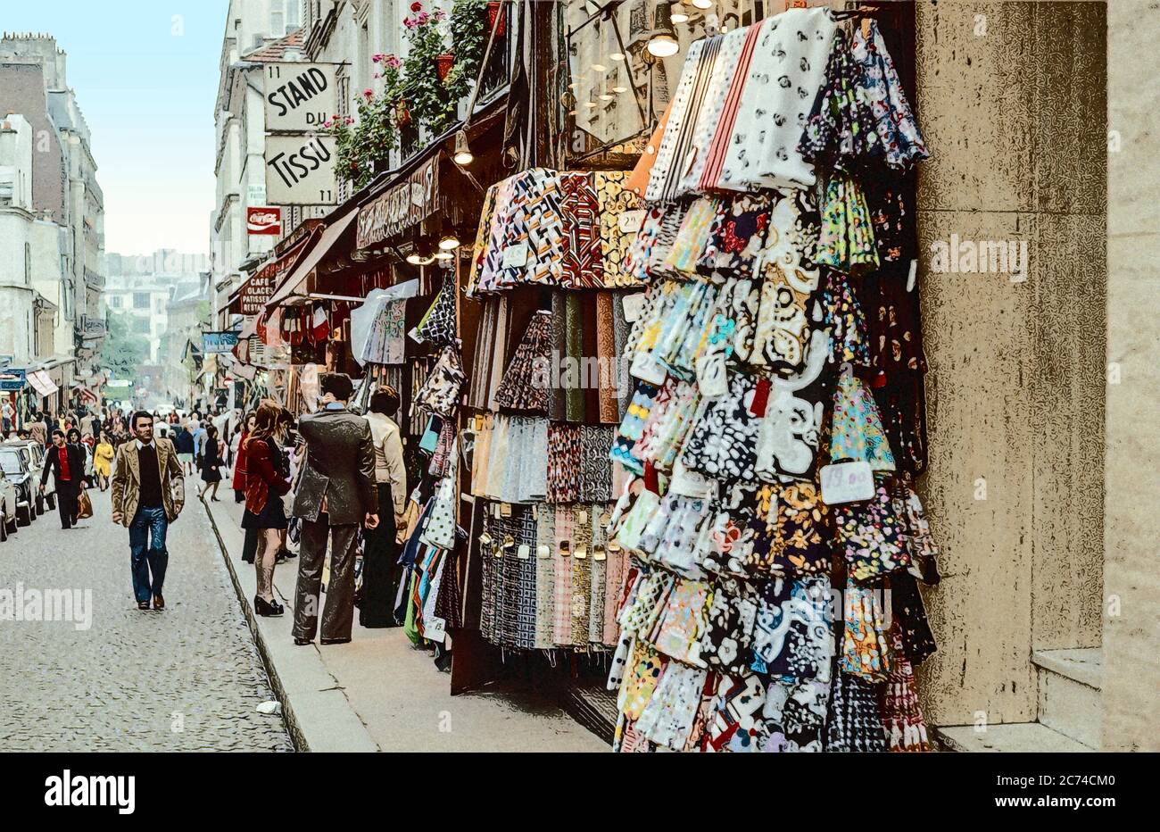 Shopping in Rue de Steinkerque; Monmatre Parigi un'illustrazione fotografica. Scatto di archivio scansionato da lucidi; 1974 Foto Stock