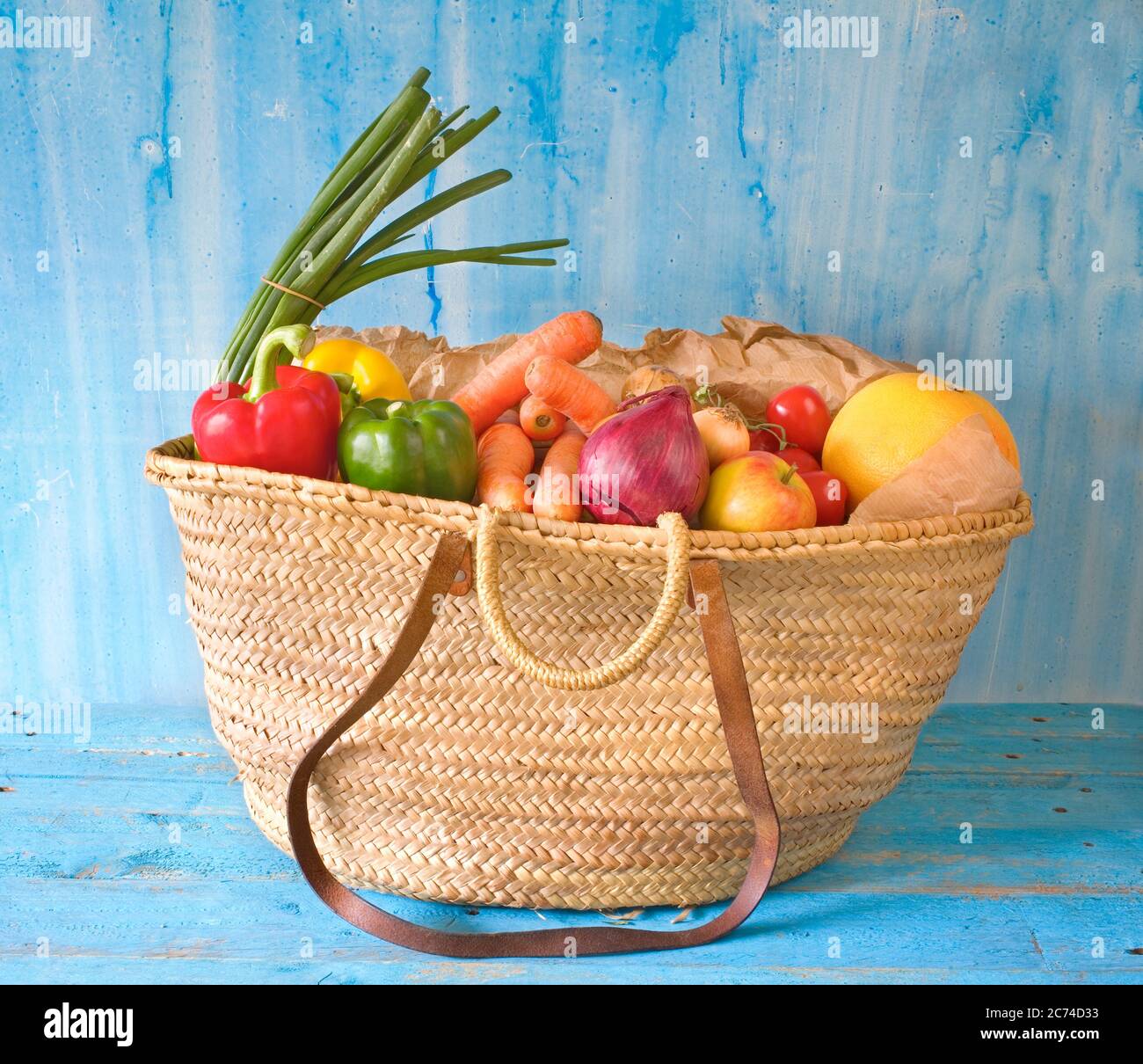 vecchia borsa con verdure varie, cibo sano Foto Stock