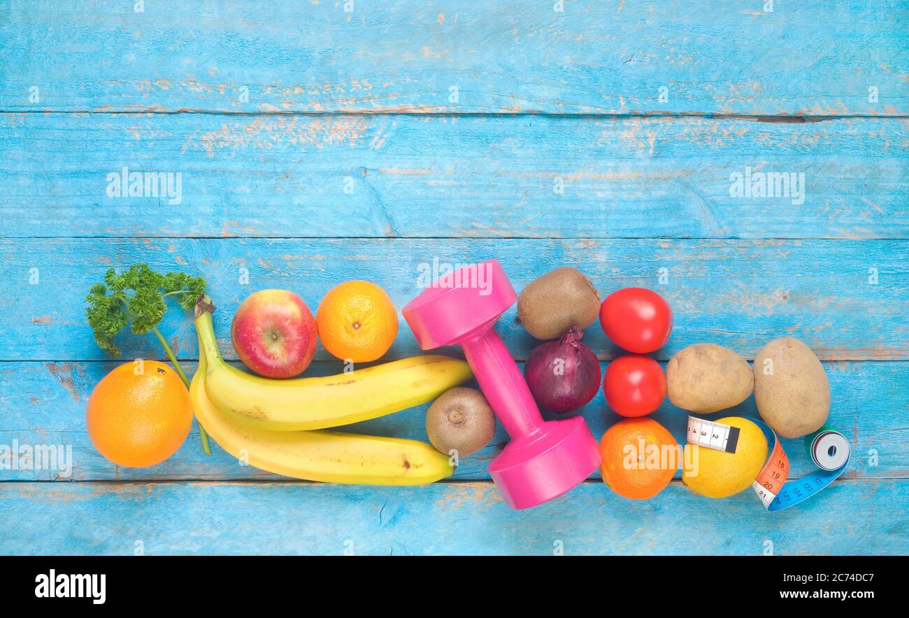 Frutta, verdura, manubri, cibo sano e dieta, spazio libero copia Foto Stock