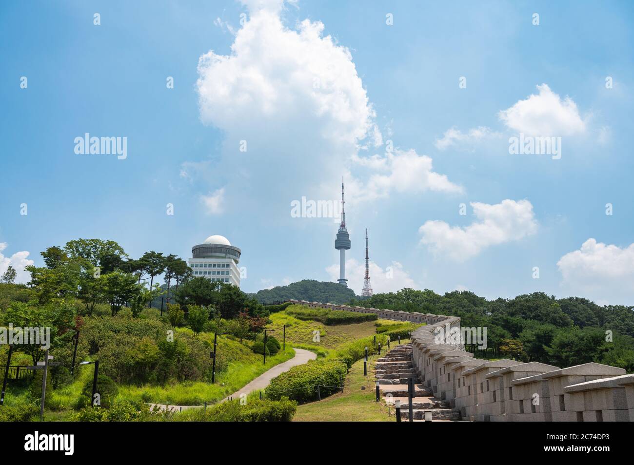 Seoul, Corea del Sud, 2020 luglio: Vista panoramica del Parco Namsan e della Torre N Seoul a Namsan. Foto Stock